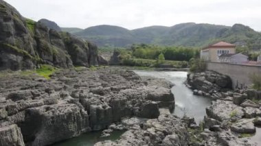 Bulgaristan 'ın Studen Kladenets Barajı' nın altındaki Şeytan Dere (Şeytan Nehri) Kanyonu 'nun havadan görünüşü