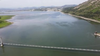 Bulgaristan 'ın Kardzhali bölgesindeki Studen Kladenets Barajı üzerindeki Lisitsite Köprüsü' nün hava görüntüsü