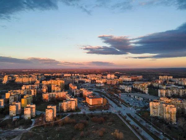 ブルガリア プロヴディフ市のトラキア地区共産主義時代の典型的な住宅建築物の空中日没ビュー — ストック写真