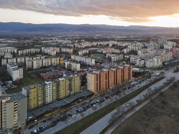 ブルガリア プロヴディフ市のトラキア地区共産主義時代の典型的な住宅建築物の空中日没ビュー — ストック写真