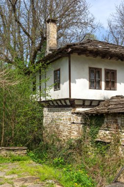 Bulgaristan 'ın Gabrovo bölgesinin tarihi Bozhentsi köyündeki tipik sokak ve eski evler