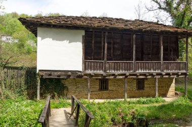 Bulgaristan 'ın Gabrovo bölgesinin tarihi Bozhentsi köyündeki tipik sokak ve eski evler