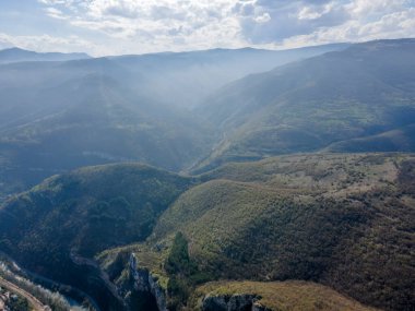 Bulgaristan 'ın Balkan Dağları' nın Milanovo köyü yakınlarındaki Iskar Nehri Boğazı 'nın hava manzarası