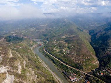 Bulgaristan 'ın Balkan Dağları' nın Milanovo köyü yakınlarındaki Iskar Nehri Boğazı 'nın hava manzarası