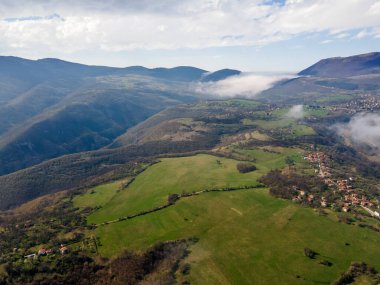 Bulgaristan 'ın Balkan Dağları' nın Milanovo köyü yakınlarındaki Iskar Nehri Boğazı 'nın hava manzarası