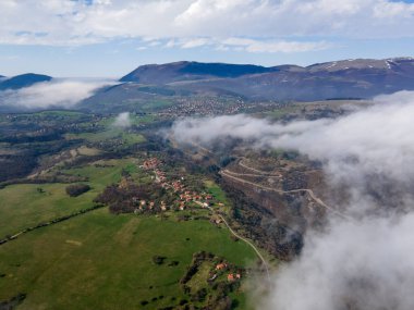 Bulgaristan 'ın Balkan Dağları' nın Milanovo köyü yakınlarındaki Iskar Nehri Boğazı 'nın hava manzarası