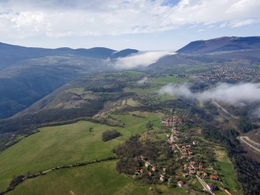 Bulgaristan 'ın Balkan Dağları' nın Milanovo köyü yakınlarındaki Iskar Nehri Boğazı 'nın hava manzarası