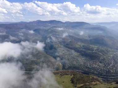 Bulgaristan 'ın Balkan Dağları' nın Milanovo köyü yakınlarındaki Iskar Nehri Boğazı 'nın hava manzarası