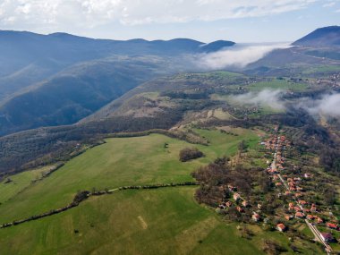 Bulgaristan 'ın Balkan Dağları' nın Milanovo köyü yakınlarındaki Iskar Nehri Boğazı 'nın hava manzarası