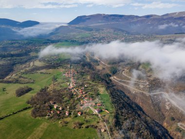 Bulgaristan 'ın Balkan Dağları' nın Milanovo köyü yakınlarındaki Iskar Nehri Boğazı 'nın hava manzarası