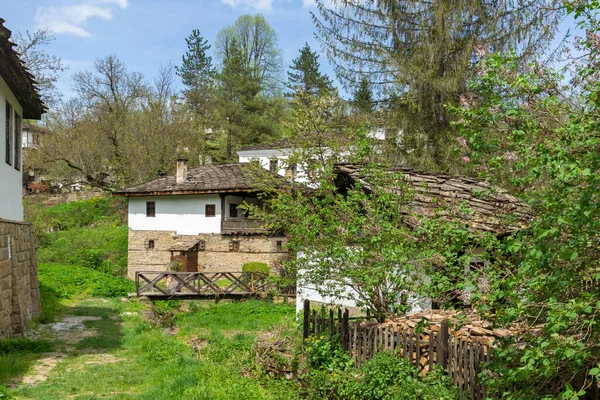 Typisk Gata Och Gamla Hus Vid Historiska Byn Bozhentsi Gabrovo — Stockfoto