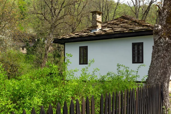 불가리아의 역사적 마을에 전형적 거리와 — 스톡 사진