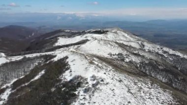 Bulgaristan 'ın Kyustendil Bölgesi' nin Viden Tepesi yakınlarındaki Konyavska dağının hava manzarası
