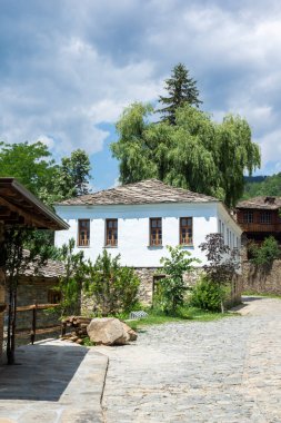 Bulgaristan 'ın Blagoevgrad Bölgesi, Otantik 19. yüzyıl evleriyle Kovaçevitsa köyü