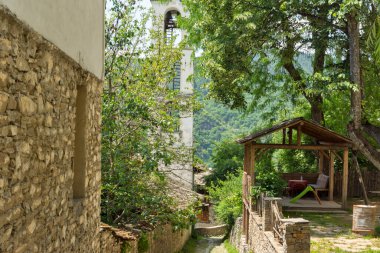 Bulgaristan 'ın Blagoevgrad Bölgesi, Otantik 19. yüzyıl evleriyle Kovaçevitsa köyü