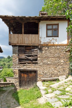 Bulgaristan 'ın Blagoevgrad Bölgesi, Otantik 19. yüzyıl evleriyle Kovaçevitsa köyü