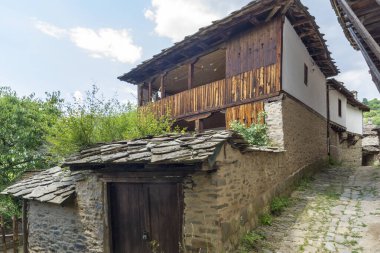 Bulgaristan 'ın Blagoevgrad Bölgesi, Otantik 19. yüzyıl evleriyle Kovaçevitsa köyü