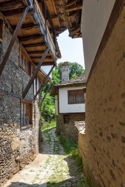 Bulgaristan 'ın Blagoevgrad Bölgesi, Otantik 19. yüzyıl evleriyle Kovaçevitsa köyü