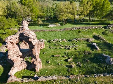 Bulgaristan 'ın Sofya Bölgesi' nin Pirdop kasabası yakınlarındaki erken Bizans Hıristiyan kilisesinin hava manzarası