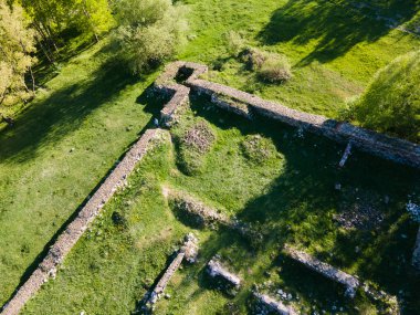 Bulgaristan 'ın Sofya Bölgesi' nin Pirdop kasabası yakınlarındaki erken Bizans Hıristiyan kilisesinin hava manzarası