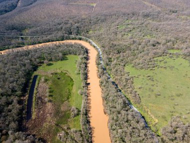 Bulgaristan 'ın Burgaz Bölgesi Arkutino bölgesindeki Ropotamo nehrinin hava manzarası