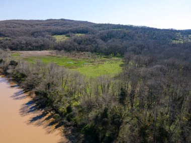 Bulgaristan 'ın Burgaz Bölgesi Arkutino bölgesindeki Ropotamo nehrinin hava manzarası