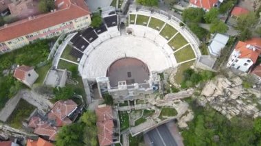 Bulgaristan 'ın Filipinler kentindeki Roma tiyatrosunun kalıntılarının havadan görünüşü