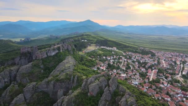 保加利亚Vidin地区Belogradchik岩石的空中景观 — 图库视频影像