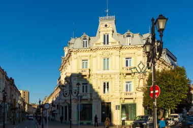 RUSE, BULGARIA -NOVEMBER 2, 2020: Bulgaristan 'ın Ruse kentinin merkezindeki Tipik İnşaat ve Sokak