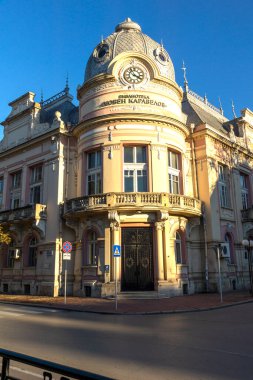 RUSE, BULGARIA -NOVEMBER 2, 2020: Bulgaristan 'ın Ruse kentinin merkezindeki Tipik İnşaat ve Sokak