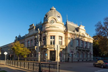 RUSE, BULGARIA -NOVEMBER 2, 2020: Bulgaristan 'ın Ruse kentinin merkezindeki Tipik İnşaat ve Sokak