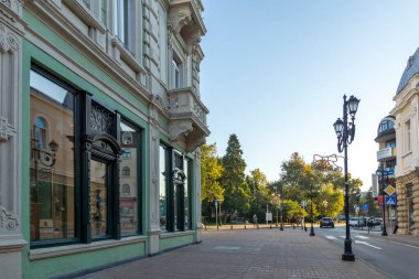 RUSE, BULGARIA -NOVEMBER 2, 2020: Bulgaristan 'ın Ruse kentinin merkezindeki Tipik İnşaat ve Sokak