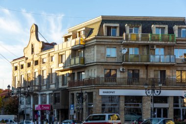 RUSE, BULGARIA -NOVEMBER 2, 2020: Bulgaristan 'ın Ruse kentinin merkezindeki Tipik İnşaat ve Sokak