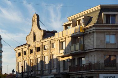 RUSE, BULGARIA -NOVEMBER 2, 2020: Bulgaristan 'ın Ruse kentinin merkezindeki Tipik İnşaat ve Sokak