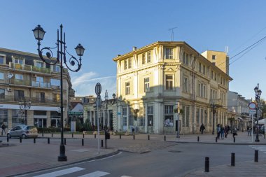 RUSE, BULGARIA -NOVEMBER 2, 2020: Bulgaristan 'ın Ruse kentinin merkezindeki Tipik İnşaat ve Sokak