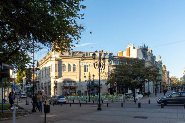 RUSE, BULGARIA -NOVEMBER 2, 2020: Bulgaristan 'ın Ruse kentinin merkezindeki Tipik İnşaat ve Sokak