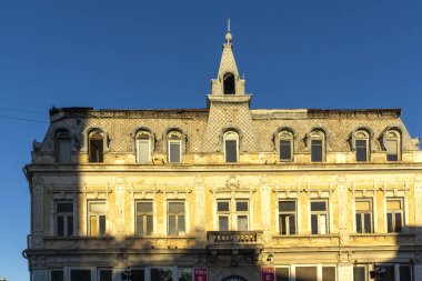 RUSE, BULGARIA -NOVEMBER 2, 2020: Bulgaristan 'ın Ruse kentinin merkezindeki Tipik İnşaat ve Sokak