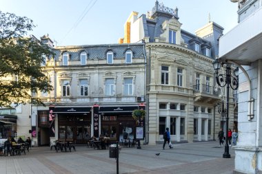 RUSE, BULGARIA -NOVEMBER 2, 2020: Bulgaristan 'ın Ruse kentinin merkezindeki Tipik İnşaat ve Sokak