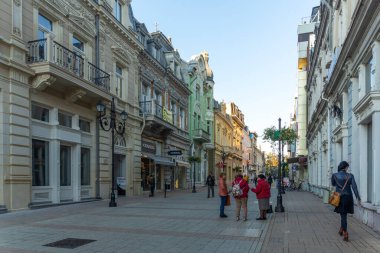 RUSE, BULGARIA -NOVEMBER 2, 2020: Bulgaristan 'ın Ruse kentinin merkezindeki Tipik İnşaat ve Sokak