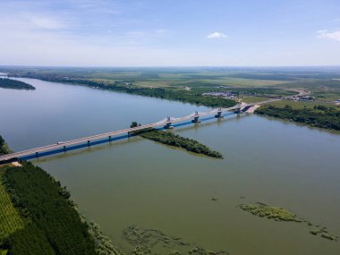 Vidin 'in havadan görüşü - Romanya ile Bulgaristan arasındaki Tuna Nehri üzerindeki Calafat köprüsü