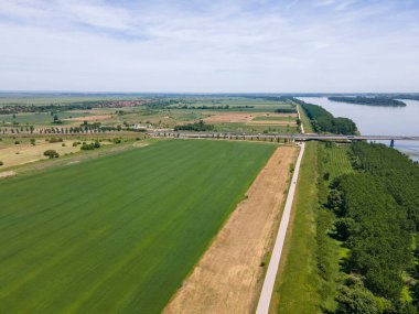 Vidin 'in havadan görüşü - Romanya ile Bulgaristan arasındaki Tuna Nehri üzerindeki Calafat köprüsü