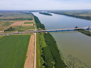 Vidin 'in havadan görüşü - Romanya ile Bulgaristan arasındaki Tuna Nehri üzerindeki Calafat köprüsü