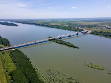 Vidin 'in havadan görüşü - Romanya ile Bulgaristan arasındaki Tuna Nehri üzerindeki Calafat köprüsü