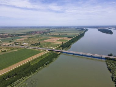 Vidin 'in havadan görüşü - Romanya ile Bulgaristan arasındaki Tuna Nehri üzerindeki Calafat köprüsü