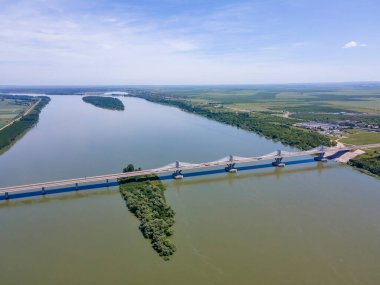 Vidin 'in havadan görüşü - Romanya ile Bulgaristan arasındaki Tuna Nehri üzerindeki Calafat köprüsü