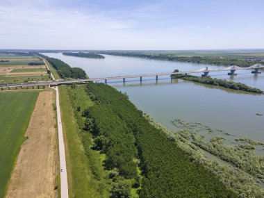 Vidin 'in havadan görüşü - Romanya ile Bulgaristan arasındaki Tuna Nehri üzerindeki Calafat köprüsü