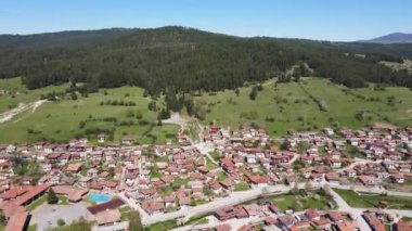 Bulgaristan 'ın Sofya Bölgesi' nin tarihi Koprivshtitsa kentinin hava manzarası