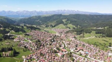 Bulgaristan 'ın Sofya Bölgesi' nin tarihi Koprivshtitsa kentinin hava manzarası