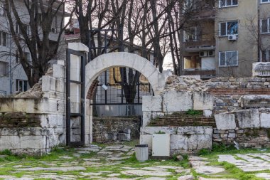 STARA ZAGORA, BULGARIA - 5 Ağustos 2021: Bulgaristan 'ın Stara Zagora kentinin merkezinde bulunan antik Forum Augusta Traiana kalıntıları