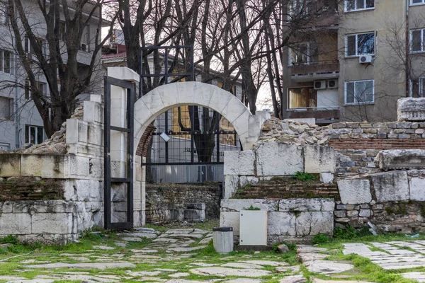 STARA ZAGORA, BULGARIA - 5 Ağustos 2021: Bulgaristan 'ın Stara Zagora kentinin merkezinde bulunan antik Forum Augusta Traiana kalıntıları